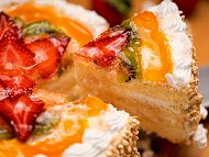 Рецепта Класическа плодова пита (торта) с пандишпанов блат за торта, нишестен крем и желирани плодове - банани, нектарини, ягоди, малини за десерт